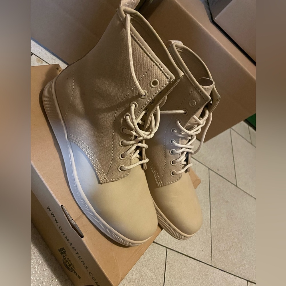 Dr. Martens Newton Boot